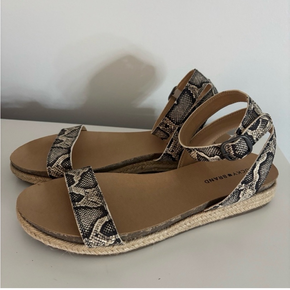 💜 Lucky Brand Women's Black and Tan Snake Print Sandals